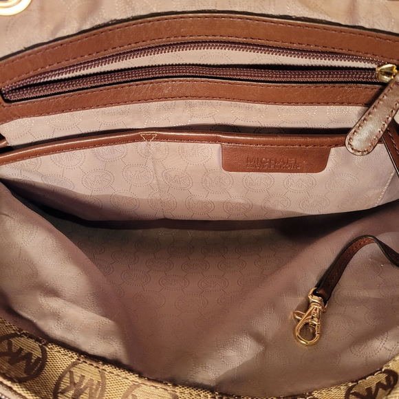 Purses - Picture 3 of 4